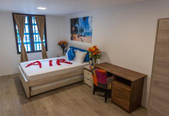 Air Guest House has rooms with a private hot tub