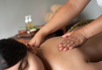 Samaja Beachside Villas has rooms with a private hot tub