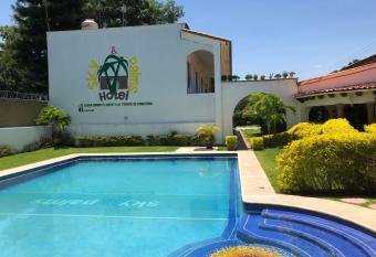 Hotel SKY & PALMS has Balcony rooms