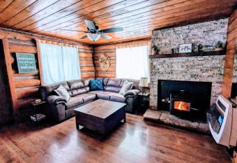 Cozy Cub Log Cabin - Year Round Tranquil Beauty has Balcony rooms