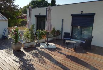 Le Bastidon de CUCURON allows 18 year olds to book a room