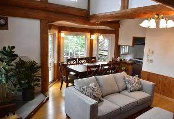 Sapporo Luxury Log House 5Brm max 18ppl 4 free parking has rooms with a private hot tub