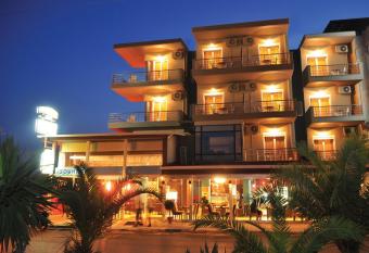 Porto Del Sol Hotel has rooms with a private hot tub