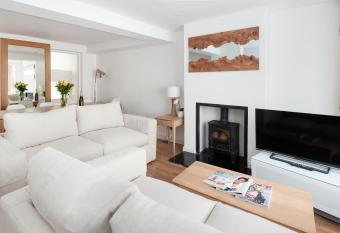 Sea Breeze Cottage with Parking has Balcony rooms