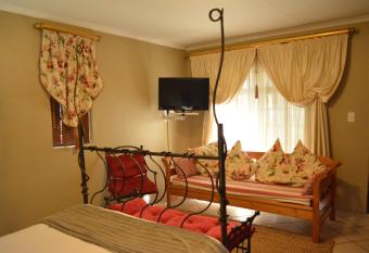 Le Chateau Guest House and Conference Centre has rooms with a private hot tub