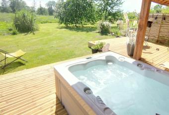 Les Aires en Sc  nes allows 18 year olds to book a room