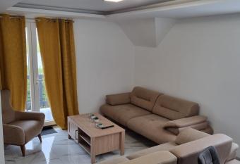 Les Hirondelles has Balcony rooms