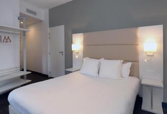 Le N  li   allows 18 year olds to book a room