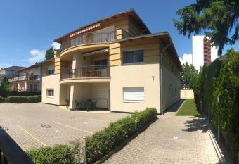 Yellow Sun Apartman allows 18 year olds to book a room