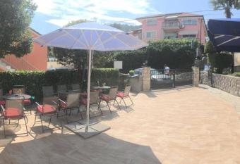 Guesthouse Villa Manda has Balcony rooms