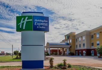 Holiday Inn Express & Suites Alpine Southeast By IHG has rooms with a private hot tub
