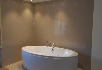 Dolomiti Suite has rooms with a private hot tub