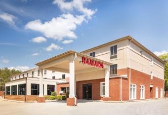 Ramada by Wyndham Alpharetta/Atlanta North has rooms with a private hot tub