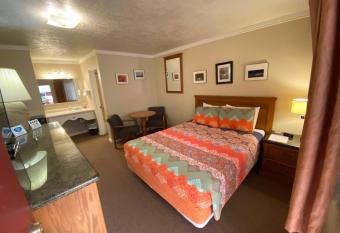 Independence Courthouse Motel allows 18 year olds to book a room