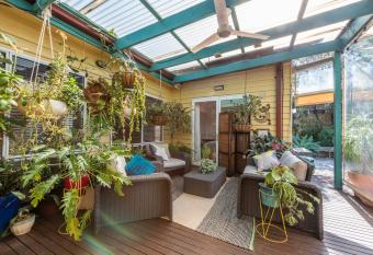 Family classic home stay sleeps 8 allows 18 year olds to book a room