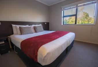 Amity Court Motel has rooms with a private hot tub