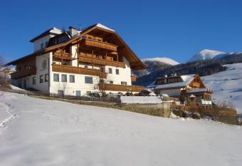 Pension Schifferegger has Balcony rooms