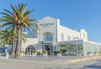 Hotel Atl  ntico allows 18 year olds to book a room