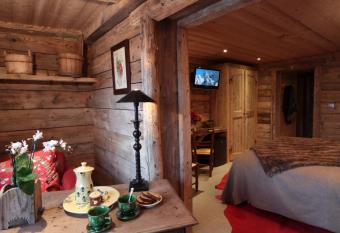 Les Chalets-H  tel de la Croix-Fry has Balcony rooms