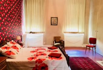 Les Chambres des Barques has Balcony rooms