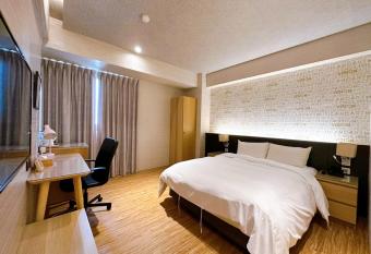 DLInn Hotel allows 18 year olds to book a room