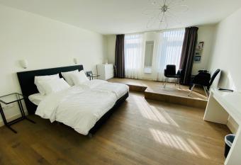 Hotel De Zilte Zeeuw has Balcony rooms