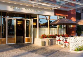 Hotel Sao Jose allows 18 year olds to book a room