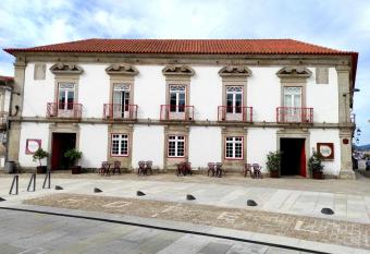 Design & Wine Hotel has rooms with a private hot tub