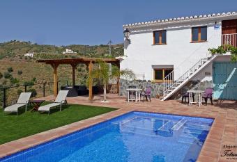 Alojamiento Rural Tetu  n allows 18 year olds to book a room