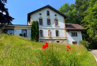 Maison d hotes villa les pervenches has rooms with a private hot tub