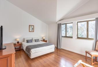 Clube do Lago Hotel allows 18 year olds to book a room