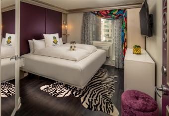 Staypineapple, An Artful Hotel, Midtown New York allows 18 year olds to book a room