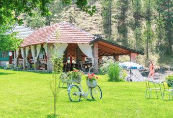 Zicka plaza allows 18 year olds to book a room