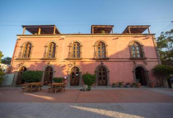 Hotel Boutique Posada De Las Flores Loreto allows 18 year olds to book a room