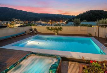 Fabulous Apartment with Private Spa Pool & Gym allows 18 year olds to book a room