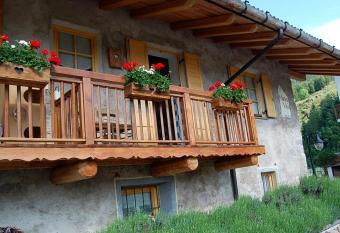 Maso Vaia has Balcony rooms