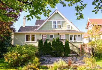 Ocean Island Garden Suites allows 18 year olds to book a room