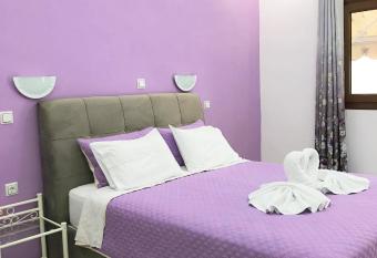 Valeriana Studios has Balcony rooms