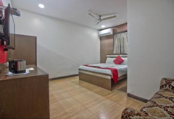 Hotel Sunshine Airport has rooms with a private hot tub