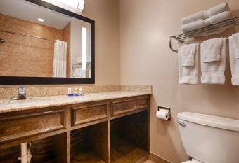 Best Western Plus Palo Alto Inn & Suites has rooms with a private hot tub