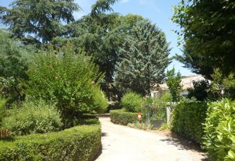 La villa des fleurs allows 18 year olds to book a room