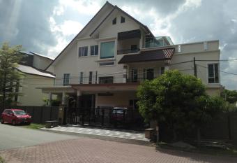 Sunshine Villa allows 18 year olds to book a room