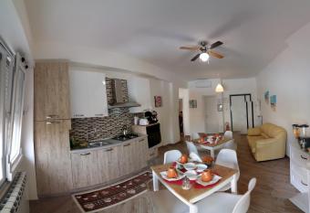 B & B civico 6 rooms allows 18 year olds to book a room