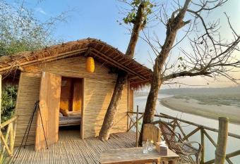 Happy Lemon Tree lodge has Balcony rooms