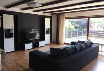 sch  nes Apartment mit Dachterrasse allows 18 year olds to book a room