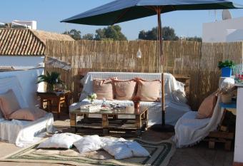 El Patio del Limonero allows 18 year olds to book a room