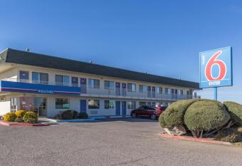 Motel 6-Deming, NM has Smoking rooms