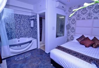 Contemporary Heights Hotel and Apartments has rooms with a private hot tub