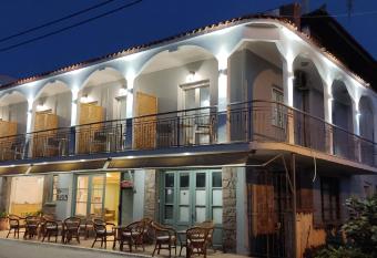 Hotel Ilion allows 18 year olds to book a room