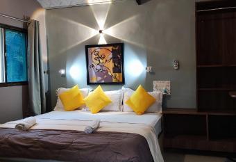 Shankar Homestay allows 18 year olds to book a room